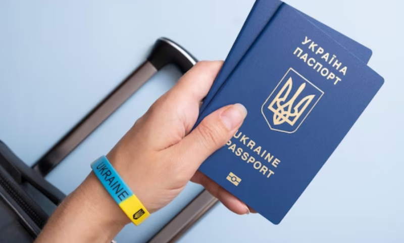 Як в ЄС відреагували на призупинення Україною консульських послуг для чоловіків